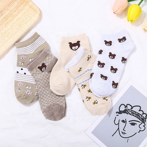 Vente en gros 10 paires en vrac coréen mignon ours dessin animé chaussettes courtes drôle noir et blanc vache impression coupe basse cheville chaussettes ensemble pour les femmes - Product Image 4