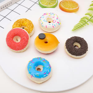 แม่เหล็กติดตู้เย็นรูปโดนัทจำลองขนาดเล็ก ของตกแต่ง ของเล่นเสริม อาหารจำลอง ขนมหวาน โดนัท <span class=keywords><strong>เค้ก</strong></span> - Product Image 3