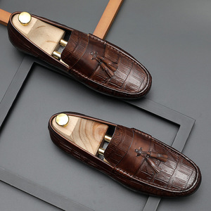 Mocassins plats confortables pour hommes en cuir de veau italien, chaussures habillées d'automne avec pompons - Product Image 4