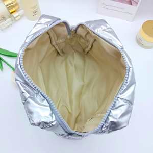Pochette de maquillage matelassée argentée avec logo personnalisé, grande capacité, organiseur de cosmétiques Cloud, trousse de toilette portable pour femmes - Product Image 4