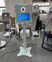 Nouvelle conception de borne photo tactile 15,6 pouces avec éclairage LED RVB pour la location d'événements photographiques