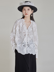 Femmes haut de gamme industrie lourde coton Simple Chic papillon brodé décontracté creux avec bouton décoration chemisiers pour femmes - Product Image 3
