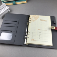 Journal en cuir PU à couverture rigide A5 en relief cyan avec reliure à couture à boucle magnétique avec logo personnalisé pour la révision de la réunion des journalistes