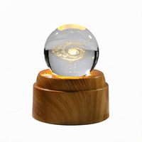Boule de Voie Lactée 3D en Cristal Laser Lumineuse avec Base LED Rotative en Plastique Sablé pour Ornement de Bureau - Vente en Gros