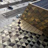 Matériau de décoration extérieure en panneau d'aluminium perforé triangulaire 3d en métal personnalisé pour mur rideau