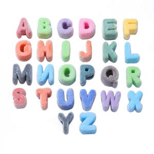 Cuentas <span class=keywords><strong>de</strong></span> <span class=keywords><strong>letras</strong></span> del alfabeto inglés flocadas al por mayor con agujero grande <span class=keywords><strong>para</strong></span> accesorios <span class=keywords><strong>de</strong></span> joyería DIY, <span class=keywords><strong>pulseras</strong></span>, collares, colgantes <span class=keywords><strong>para</strong></span> bolsos y otros materiales. - Product Image 5