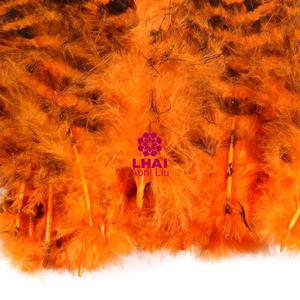 Plumes de schlappen blanches teintées à la main de haute qualité, idéales pour la confection de chapeaux, les accessoires de costumes, l'art DIY, les décorations de mariage - Product Image 1