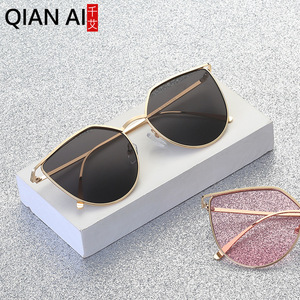 Qianai – lunettes de soleil irrégulières pour femmes, monture dorée, verres bleus, protection UV 100%, lunettes de soleil à la mode, protection solaire, utilisation en extérieur - Product Image 2