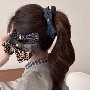 Pince à cheveux rétro en plastique motif léopard avec nœud pour femme, idéale pour les fêtes automne-hiver - Product Image 1