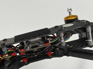 โดรน FPV UAV ควอดคอปเตอร์ขนาด 5 นิ้ว พร้อม VTX 5.8G 2.5W ELRS 915M ชิปควบคุมการบิน F405 กล้อง 1200TVL ความเร็วสูง ระยะไกล พร้อม ESC 50A รองรับแบตเตอรี่ 2-6S - Product Image 2