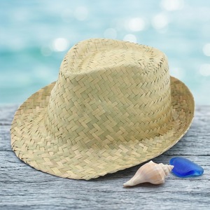 Chapeau de paille beige naturel avec ruban logo ajustable, idéal pour les fêtes, la plage, la pêche, les activités de plein air, le tourisme, les loisirs, et le quotidien. - Product Image 1