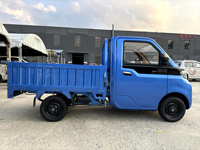 Mini-camion électrique avec configuration intérieure complète, espace de chargement ouvert spacieux, cabine fermée, idéal pour le commerce, la ferme et la livraison