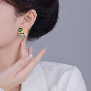 Boucles d'oreilles clous pour femmes, style médiéval français, romantique, élégant, exquis, géométrique, zircon, plaqué or, vintage, luxe, imitation perle - Product Image 4