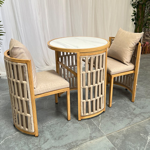 Conjunto de Tres Piezas de Sillas de Ratán para Balcón, Combinación de Mesa y Sillas Pequeñas para Patio Exterior, Ideal para Descanso y Café - Product Image 4