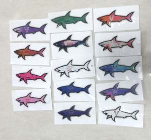 25 Nouveaux Autocollants Décoratifs Imprimés UV en PVC Imperméables, Style Dessin Animé Drapeau Requin 'New Bineece Paul' Autocollant Marseille - Product Image 3