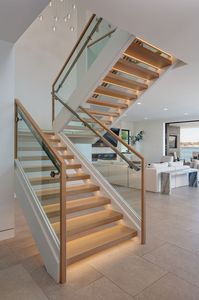 <span class=keywords><strong>Escalier</strong></span> flottant Prima Elegant avec marches <span class=keywords><strong>en</strong></span> chêne naturel et garde-corps <span class=keywords><strong>en</strong></span> panneaux de verre transparent pour des intérieurs modernes et intemporels - Product Image 4