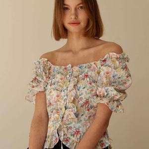 Haut court personnalisé pour femme à volants imprimé fleuri à manches courtes hauts à épaules dénudées - Product Image 3