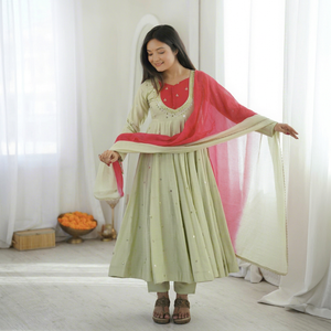 Conjunto de traje Anarkali largo de seda romana verde claro con dupatta rosa y bordado dorado, de secado rápido, para fiestas étnicas indias y pakistaníes. - Product Image 1