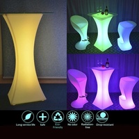 Superbe table de bar transparente en plastique à pieds hauts pour événements musicaux et cocktails en extérieur