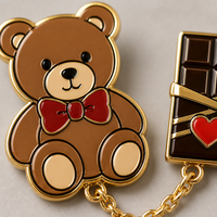 Broche en émail souple Ours en peluche Saint-Valentin, Broche chocolat, Chaîne dorée, Bijou délicat, Badge de vente en gros, Épingle de revers personnalisée, Usine OEM