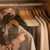 Cintre en bois floqué antidérapant en velours, direct usine, avec logo personnalisé pour l'affichage de costumes, manteaux et vêtements en boutique et hôtel