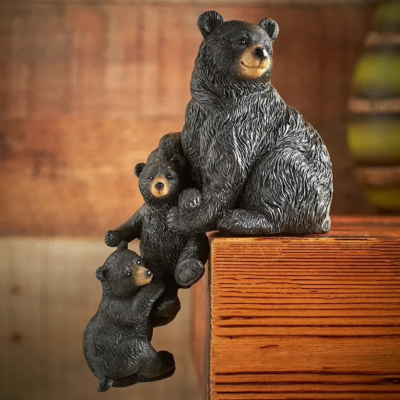 手描きのクマの置物樹脂クマの像の母と棚の端からぶら下がっている2人の赤ちゃん