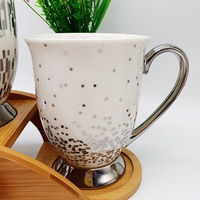 Mug à café en céramique avec motif et poignée différents, entièrement décoré de décalcomanies, 450 ml, design unique, mug à pied