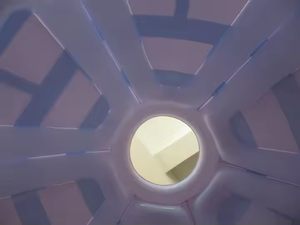 Ballon gonflable d'extérieur imperméable au design irrégulier, idéal pour la détente et les conversations décontractées en petits espaces, disponible à la location - Product Image 5