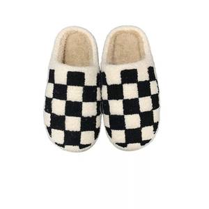 Pantoufles d'hiver personnalisées à carreaux animaux pelucheux de créateur pour l'hiver pour femmes Vente en gros de pantoufles pelucheuses pour femmes - Product Image 3