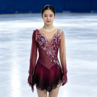 Robe de patinage artistique dégradé rouge bordeaux et noir, col en V, manches longues en maille, dos profondement ouvert, strass appliqués à la main, jupe asymétrique