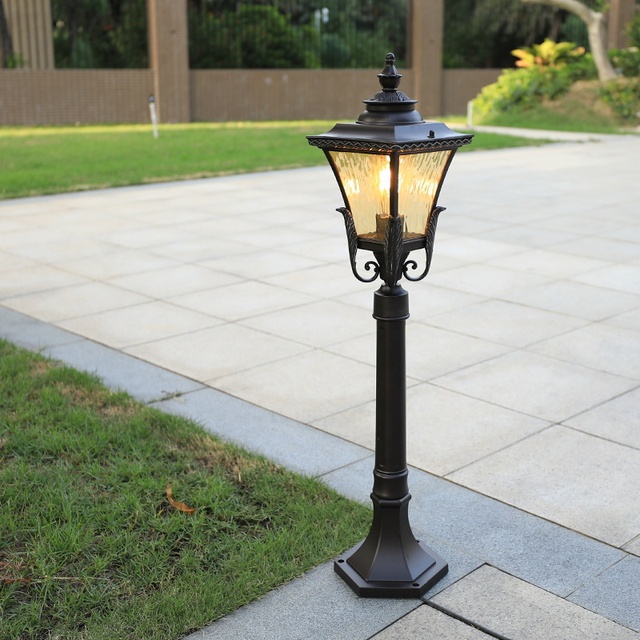 Hot Selling Classic Antique LED Solar Lawn Lamp Column Aluminum Body for Outdoor Lighting in Street Garden Courtyard
