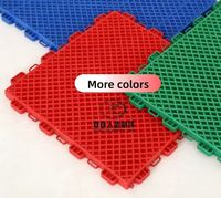 Dalles de sol suspendues en plastique pour terrains de sport extérieurs - Écologiques, imperméables, design graphique personnalisé, installation par clic