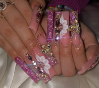 Ongles en acrylique faits à la main, longs et carrés, avec un design de papillon 3D et de fleurs en dégradé violet Y2K, pour salon de manucure