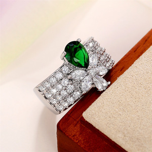 Anello Floreale a Goccia di Lusso per Donne, Gioiello da Dito Scintillante e alla Moda - Product Image 2