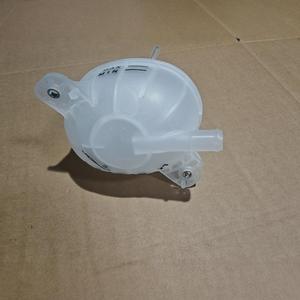 Réservoir d'expansion Kia 25431-D3500 pour Tucson avec marquages Max/Min et bouchon - Product Image 4