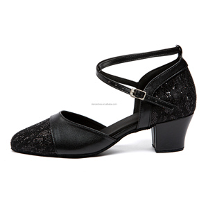 LUOQIAO Nouvelles Chaussures <span class=keywords><strong>de</strong></span> <span class=keywords><strong>Danse</strong></span> <span class=keywords><strong>Latine</strong></span> pour Femmes, Tige Scintillante, Talon <span class=keywords><strong>de</strong></span> 7 cm, Bout Fermé, Design Moderne, Semelle Souple, Confortables, Rouges, pour Mariage - Product Image 2