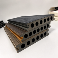 Vente flash : terrasse en WPC imperméable, revêtement de sol extérieur avec texture bois, composite plastique pour un revêtement de sol durable