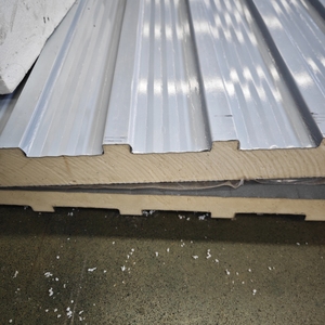 Paneles Sándwich <span class=keywords><strong>Topolo</strong></span> de 10 mm con Núcleo de PU y Exterior Metálico para Techos y Paredes de Villas, Hoteles, Caravanas, Gallineros, Cámaras Frigoríficas y Hospitales - Product Image 1