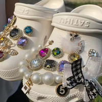 Breloques de chaussures pour femmes en alliage acrylique 3D, design créatif, multicolores, de luxe, avec pendentif doré, cristal et perle