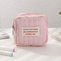 Pochette de toilette élégante et mignonne pour voyage, avec logo personnalisé, sac à cosmétiques matelassé portable pour femmes
