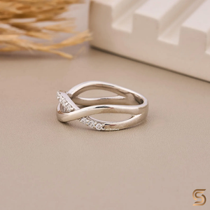 Anillo de Diamante Cultivado en Laboratorio con Elegante Banda de Diamantes en Espiral, Estilo Infinito Minimalista, Elaborado en Oro Blanco para un Uso Diario Atemporal - Product Image 4