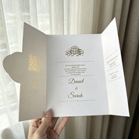 Carte d'invitation de mariage personnalisée à trois volets avec dorure à chaud et monogramme découpé