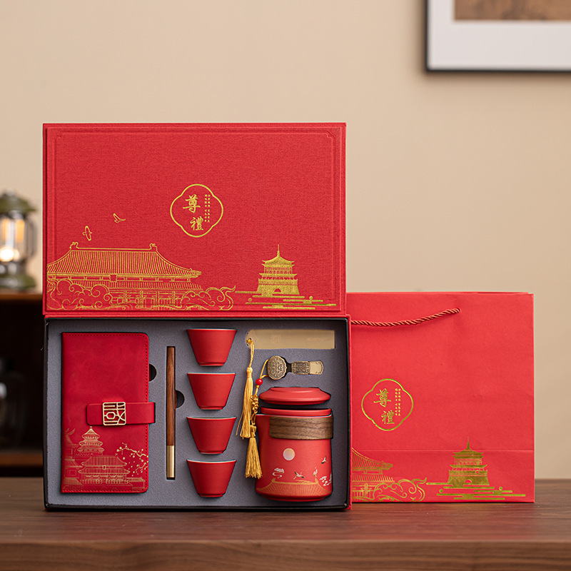 Taccuino rosso + penna + segnalibro + chiavetta USB + confezione regalo rossa