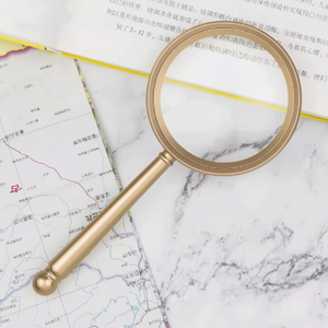 Loupe élégante entièrement en or, design moderne et minimaliste, parfaite pour les cartes et les détails complexes, à des prix de gros. - Product Image 1