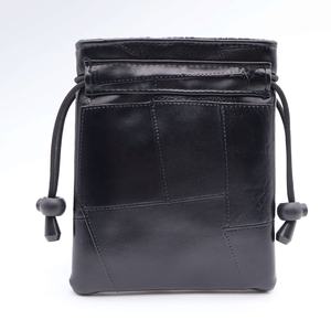 Pochette de balles à cordon de serrage en cuir PU personnalisée sac de balle noir uni élégant pour le stockage de t-shirt et accessoires pochette d'objets de valeur de golf - Product Image 2