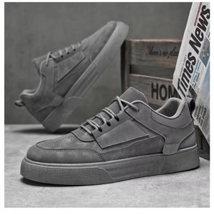 Los nuevos zapatos urbanos de caña baja para hombre son zapatillas deportivas versátiles. - Product Image 2