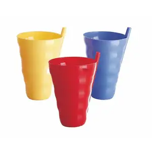 Tasse en plastique colorée en matériau PP simple avec paille avec paille et couvercle décoration de la maison