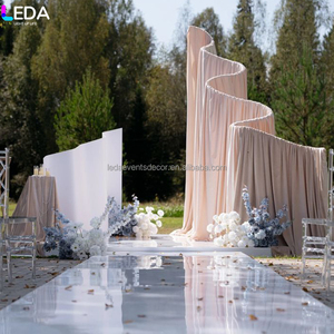 Arco Nuziale LEDA in Stile Boho con Drappeggio Curvo, Colore Personalizzabile, in Tessuto Chiffon per Cerimonie in Spiaggia ed Eventi Nuziali Discreti - Product Image 1
