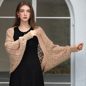 Chal de punto acrílico ligero y hueco para mujer, de color liso, tipo poncho, ideal para el verano, venta al por mayor - Product Image 5