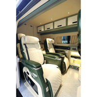 Aménagement intérieur VIP de luxe pour Sprinter Van : Ensemble complet de sièges capitaine en cuir matelassé, armoire de rangement supérieure et cloison.